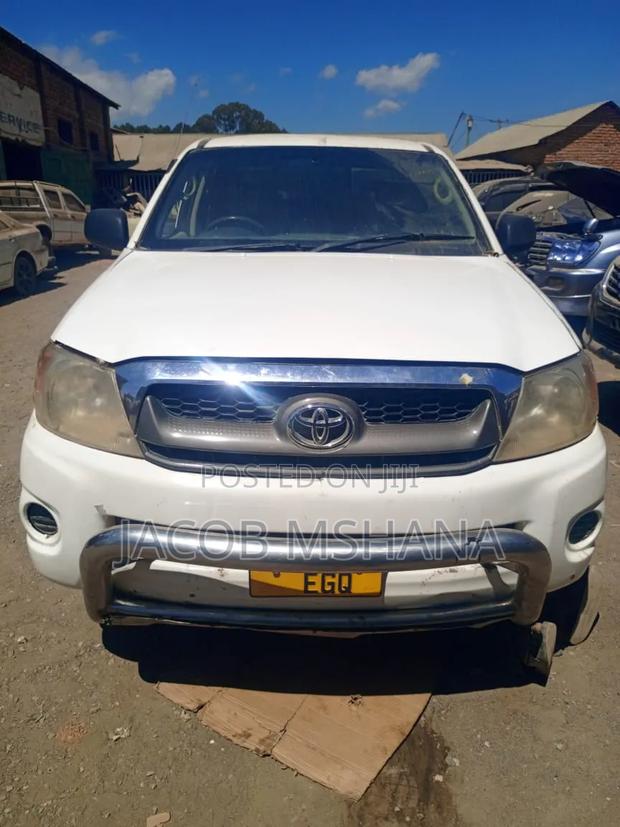 Toyota Hilux 2010 White