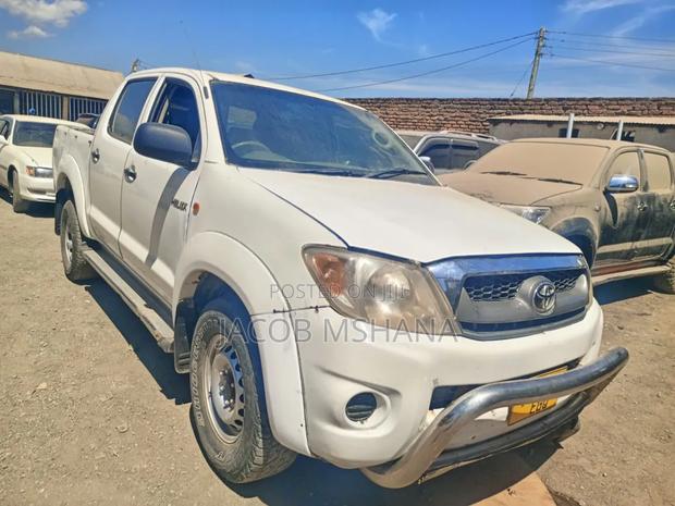 Toyota Hilux 2010 White