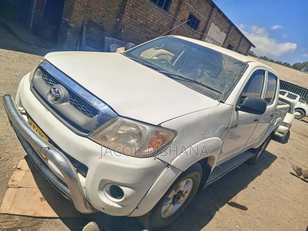 Toyota Hilux 2010 White
