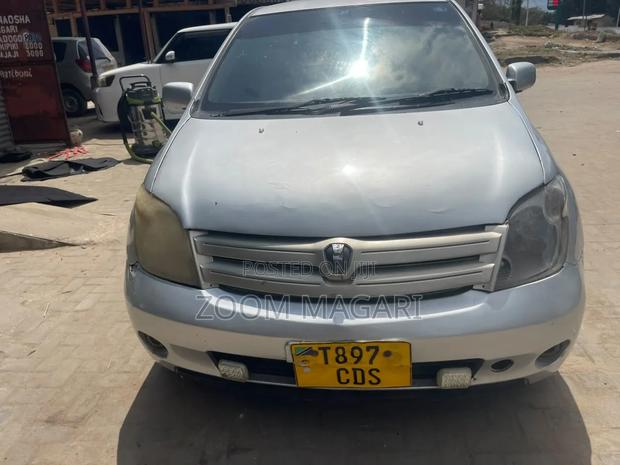 Toyota IST 2003 Silver