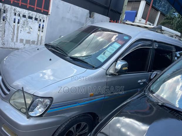 Toyota Noah 2001 Silver