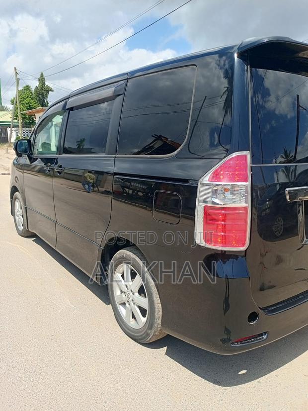 Toyota Noah 2.0 143hp FWD (7 Seater) 2009 Black