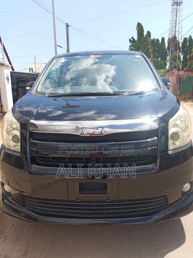 Toyota Noah 2.0 143hp FWD (7 Seater) 2009 Black