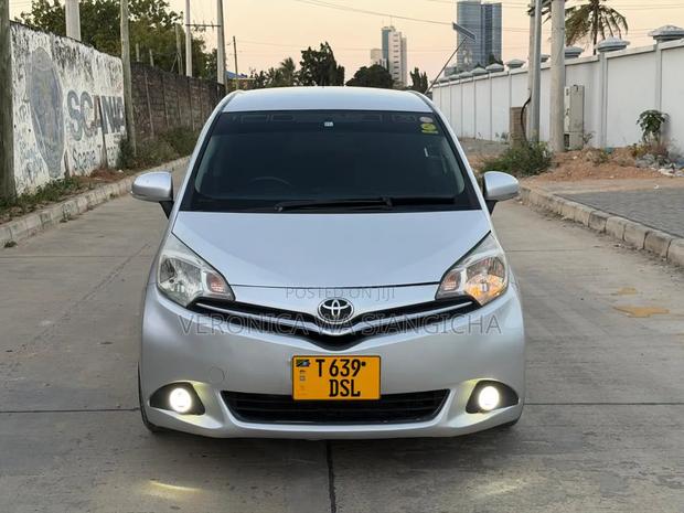 Toyota Ractis 2010 Silver