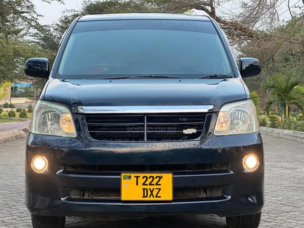 Toyota Noah 2004 Black