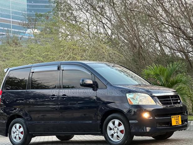 Toyota Noah 2004 Black