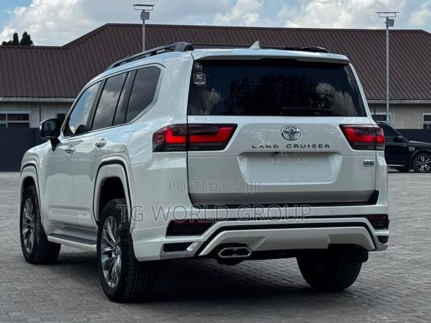 Toyota Land Cruiser LC300 2024 White