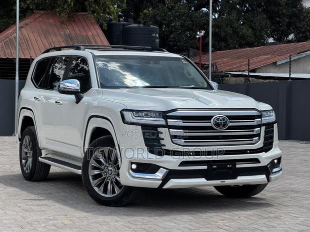 Toyota Land Cruiser LC300 2024 White