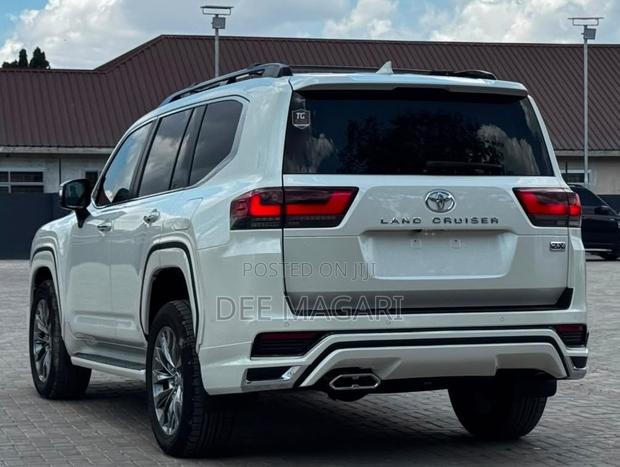 Toyota Land Cruiser LC300 2024 White