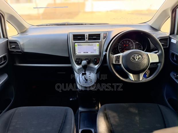 Toyota Ractis 2011 Blue