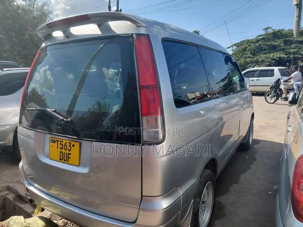 Toyota Noah 2001 Silver