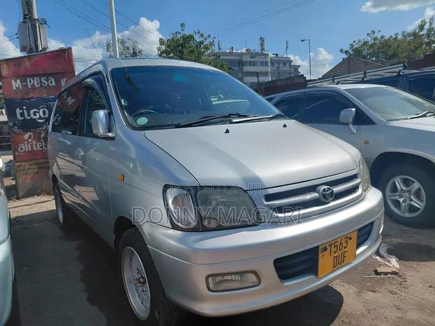Toyota Noah 2001 Silver