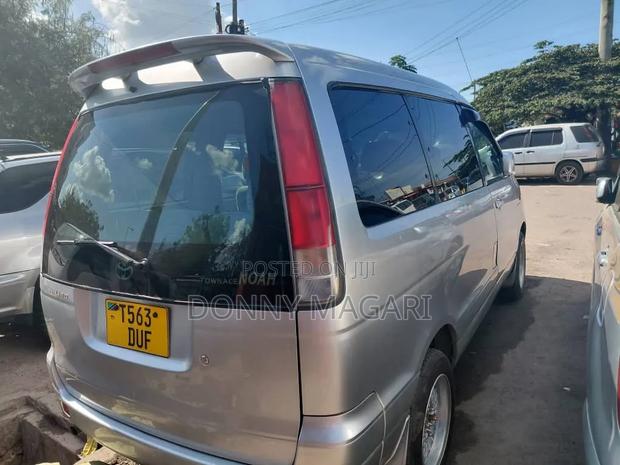 Toyota Noah 2001 Silver