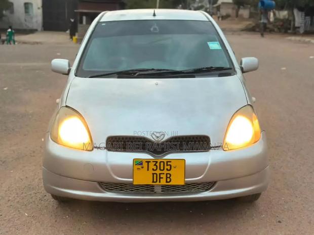 Toyota Vitz 2003 Silver