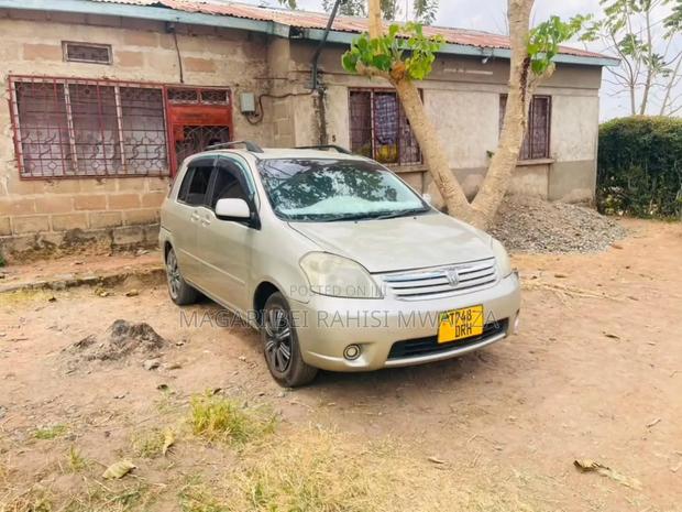 Toyota Raum 2005 Silver