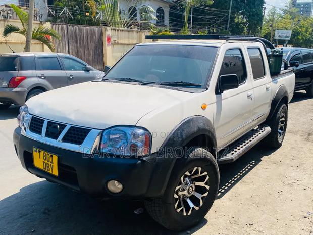 Nissan Hardbody 2001 White