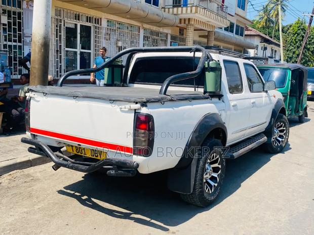 Nissan Hardbody 2001 White