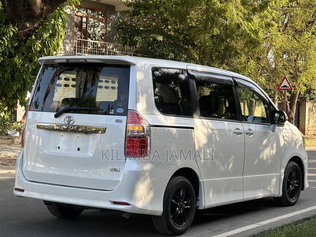 Toyota Noah 2009 White