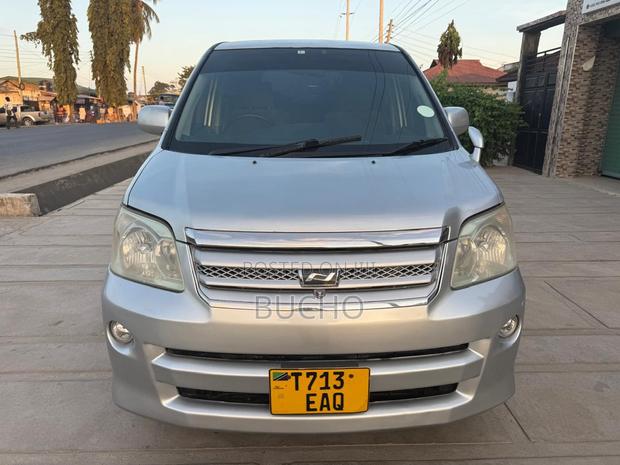 Toyota Noah 2006 Silver