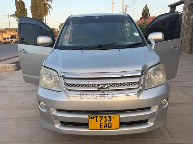 Toyota Noah 2006 Silver