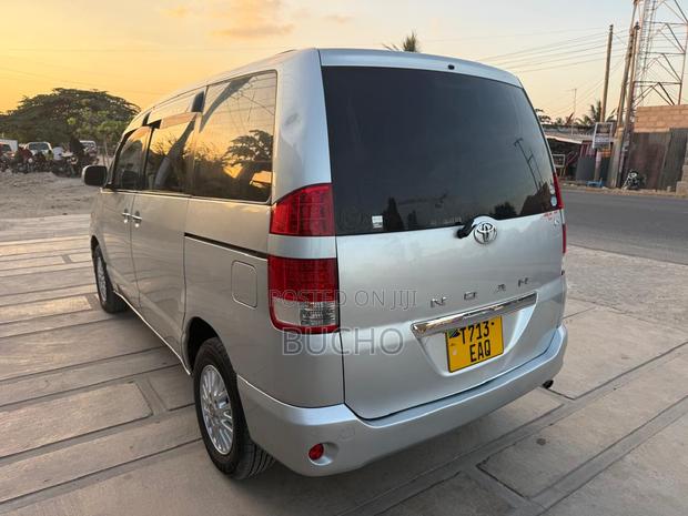 Toyota Noah 2006 Silver