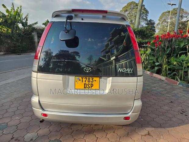 Toyota Noah 2001 Silver