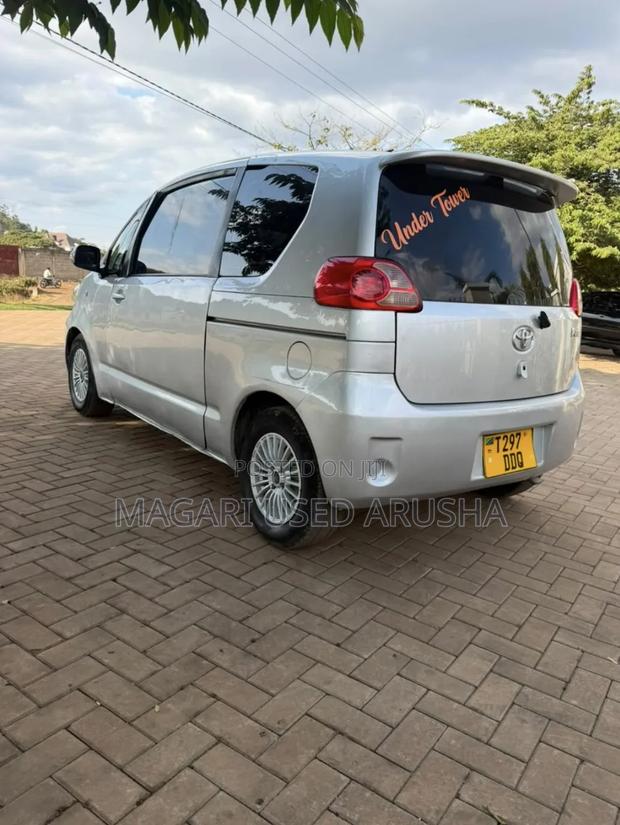 Toyota Porte 2004 Silver