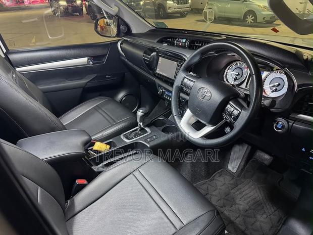 Toyota Hilux 2022 White
