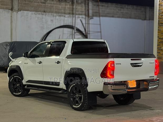 Toyota Hilux 2022 White