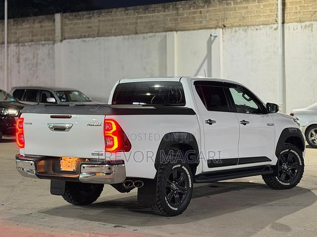 Toyota Hilux 2022 White