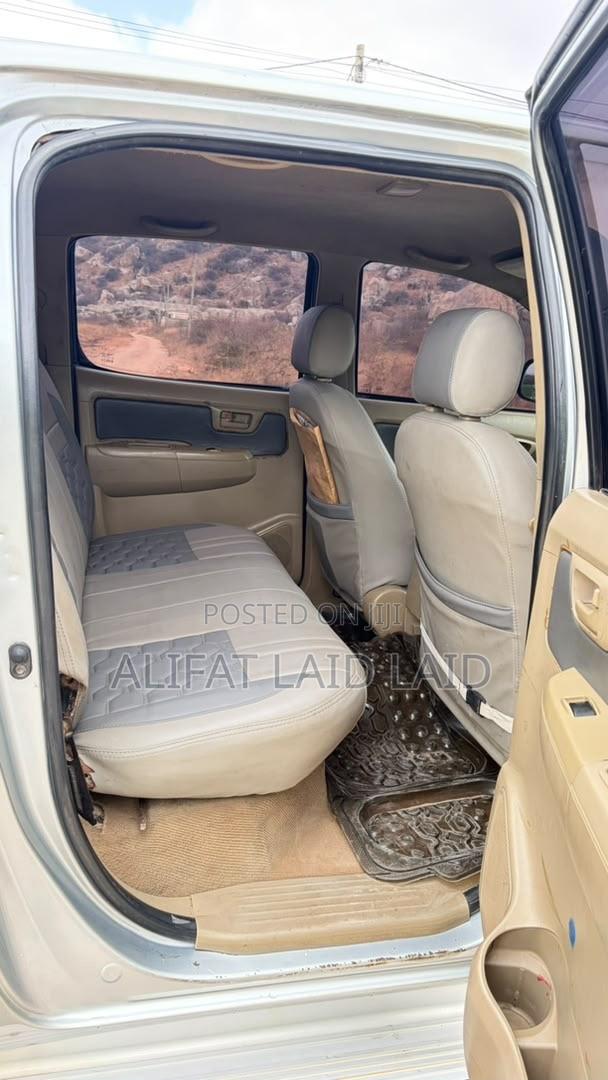 Toyota Hilux 2010 Silver