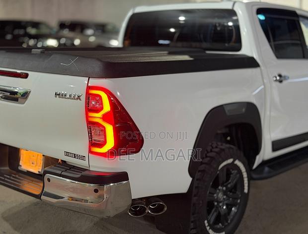 Toyota Hilux 2022 White