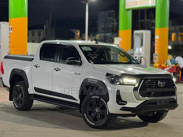 Toyota Hilux 2022 White