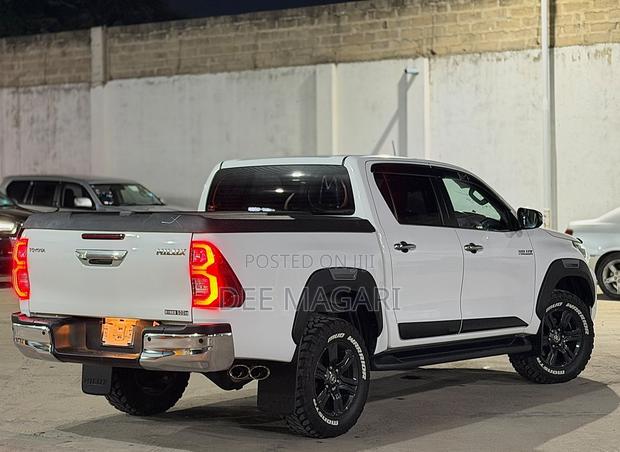 Toyota Hilux 2022 White