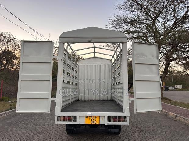 Mitsubishi Canter 2001 White