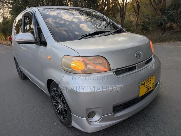 Toyota Porte 2004 Silver