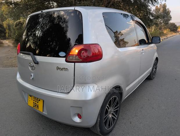 Toyota Porte 2004 Silver