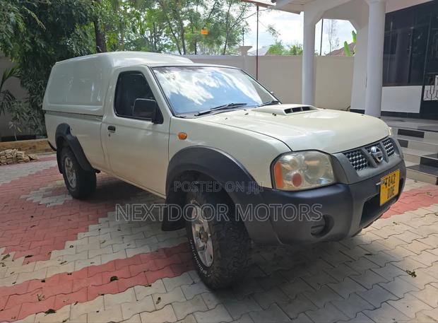 Nissan Hardbody 2014 White