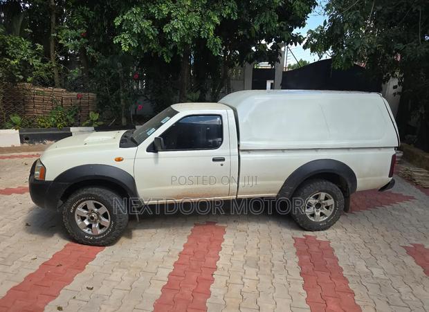 Nissan Hardbody 2014 White