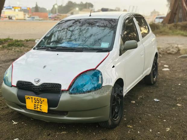 Toyota Vitz 2002 White