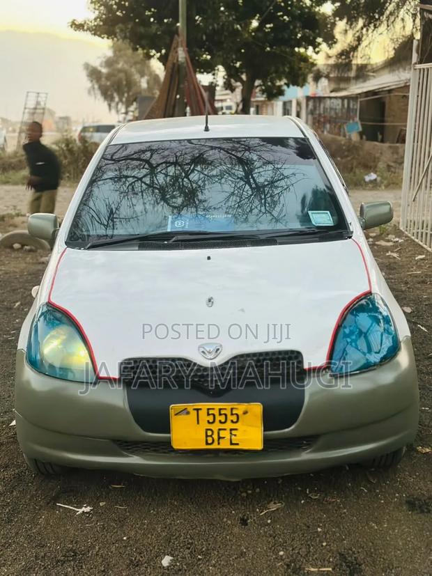 Toyota Vitz 2002 White
