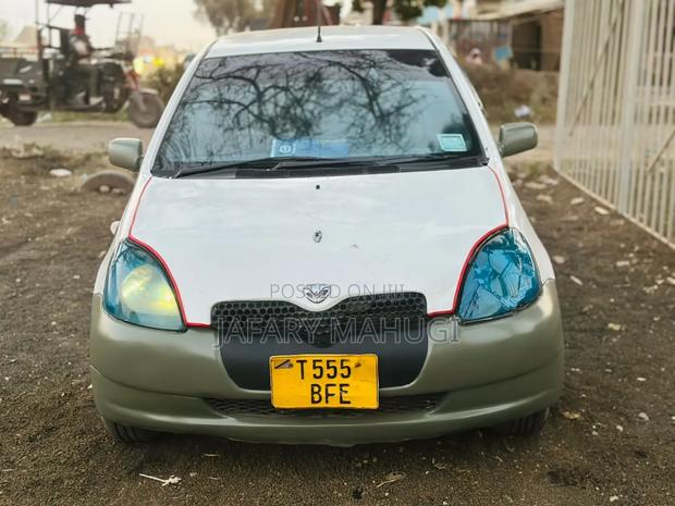 Toyota Vitz 2002 White