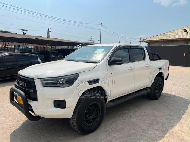 Toyota Hilux 2025 White