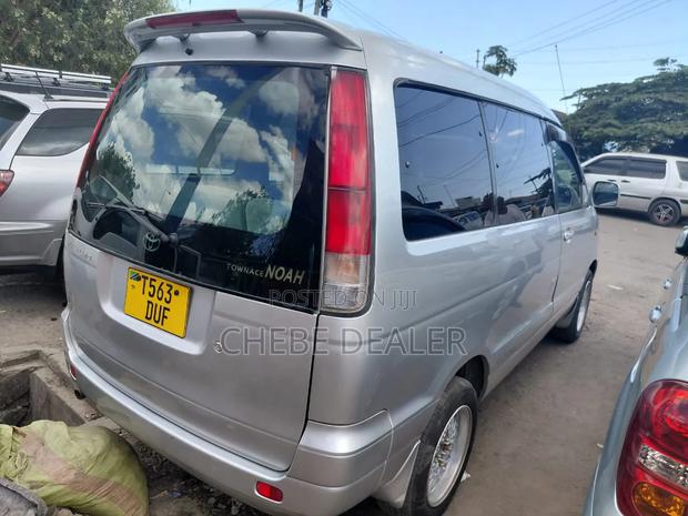 Toyota Noah 2001 Silver