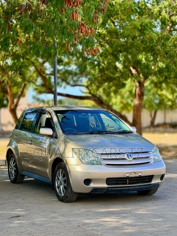 Toyota IST 2003 Gold