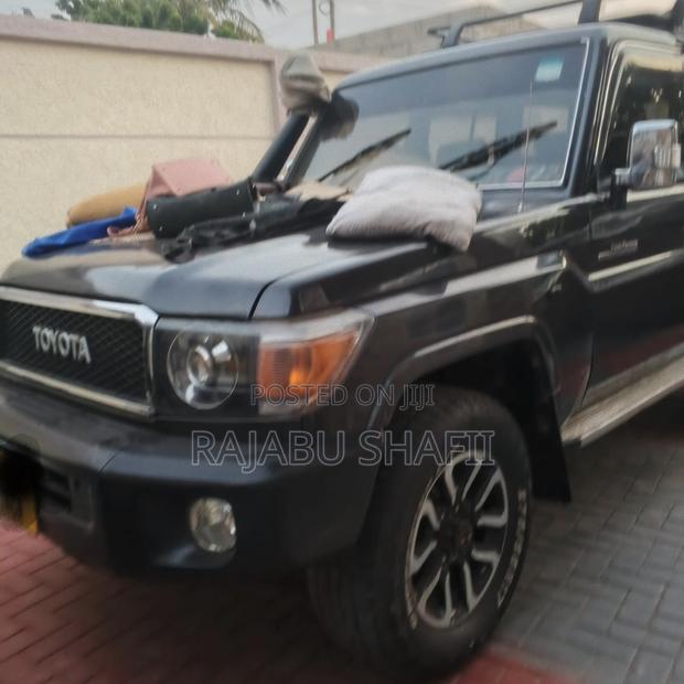Toyota Land Cruiser 79 Series 2000 Gray