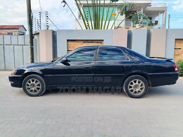 Toyota Cresta 2003 Black