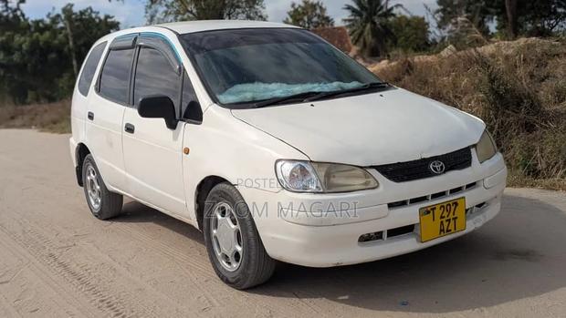 Toyota Corolla Spacio 2000 White