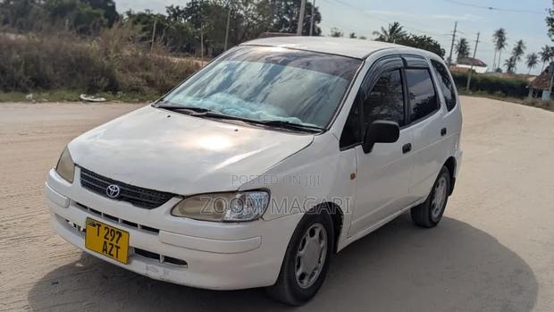 Toyota Corolla Spacio 2000 White