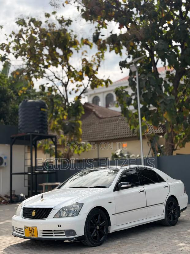 Toyota Crown Royale 2005 White